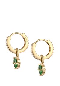Goldene Creolenohrringe mit einer Reihe aus klaren Steinen und einem grünen Edelstein-Anhänger. Das Design umfasst eine strukturierte Oberfläche und eine polierte Ausführung.