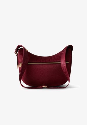 Sac en cuir bordeaux avec une surface texturée, fermeture éclair dorée et une large sangle présentant le mot "BONDI" dans une couleur contrastée.