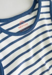 Body bébé rayé blanc et marine, avec un col rond, en coton doux, et une étiquette avec la marque "NEXT baby".
