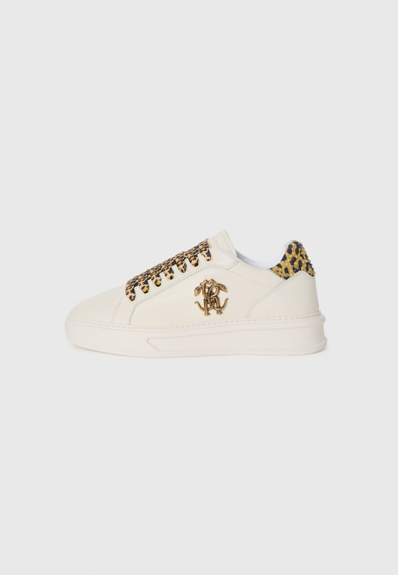 Sneaker bianco con lacci a stampa leopardata, accentuazione del logo oro sul lato e retro texture. Materiale liscio e suola imbottita. Design all'avanguardia.
