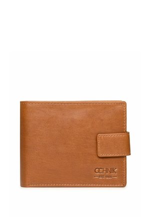 Brązowy skórzany portfel o składanym designie, z zapięciem na zatrzask, gładką teksturą i wytłoczonym logo z przodu.