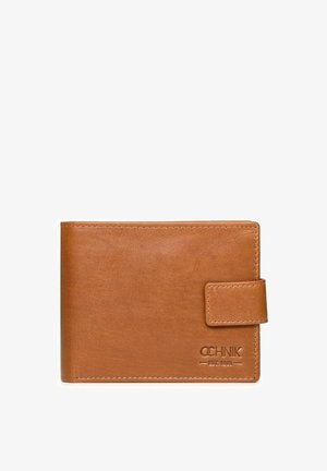 Brązowy skórzany portfel o składanym designie, z zapięciem na zatrzask, gładką teksturą i wytłoczonym logo z przodu.