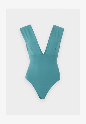 Τυρκουάζ ολόσωμο μαγιό με βαθύ V-λαιμό και φαρδιούς ιμάντες ώμου, απεικονισμένο απλωμένο σε λευκό φόντο.