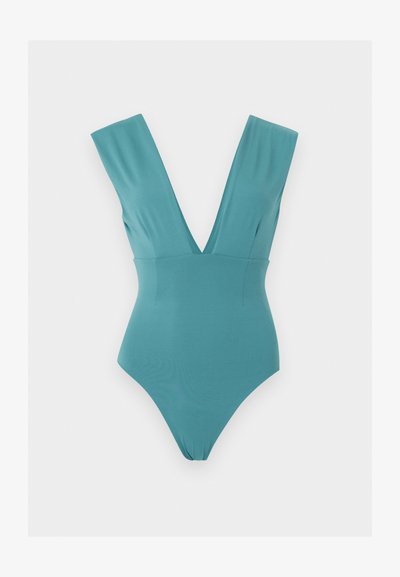 Τυρκουάζ ολόσωμο μαγιό με βαθύ V-λαιμό και φαρδιούς ιμάντες ώμου, απεικονισμένο απλωμένο σε λευκό φόντο.