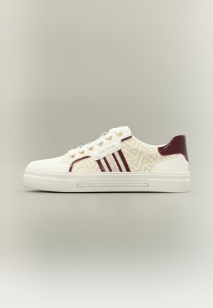 Bela superga z zgornjim delom iz tekstila z geometrijskim vzorcem, bordo poudarki, zlatimi zankami in teksturirano gumijasto podplatom. Stranski pogled.