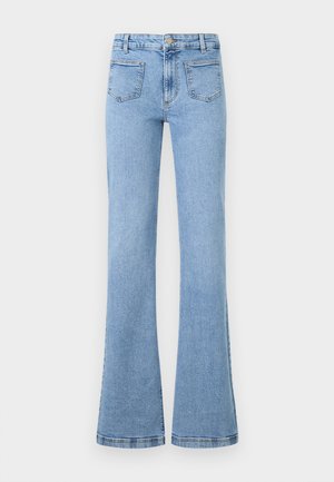 Ανοιχτό μπλε τζιν παντελόνι με ψηλή μέση, μπροστινές τσέπες, κούμπωμα με κουμπί και ελαφρώς καμπυλωτά μπατζάκια.