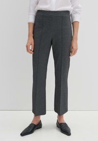Pantalons gris ajustés à jambe droite et taille haute. Fabriqués en tissu texturé, avec des détails de couture centrale et sans poches visibles.