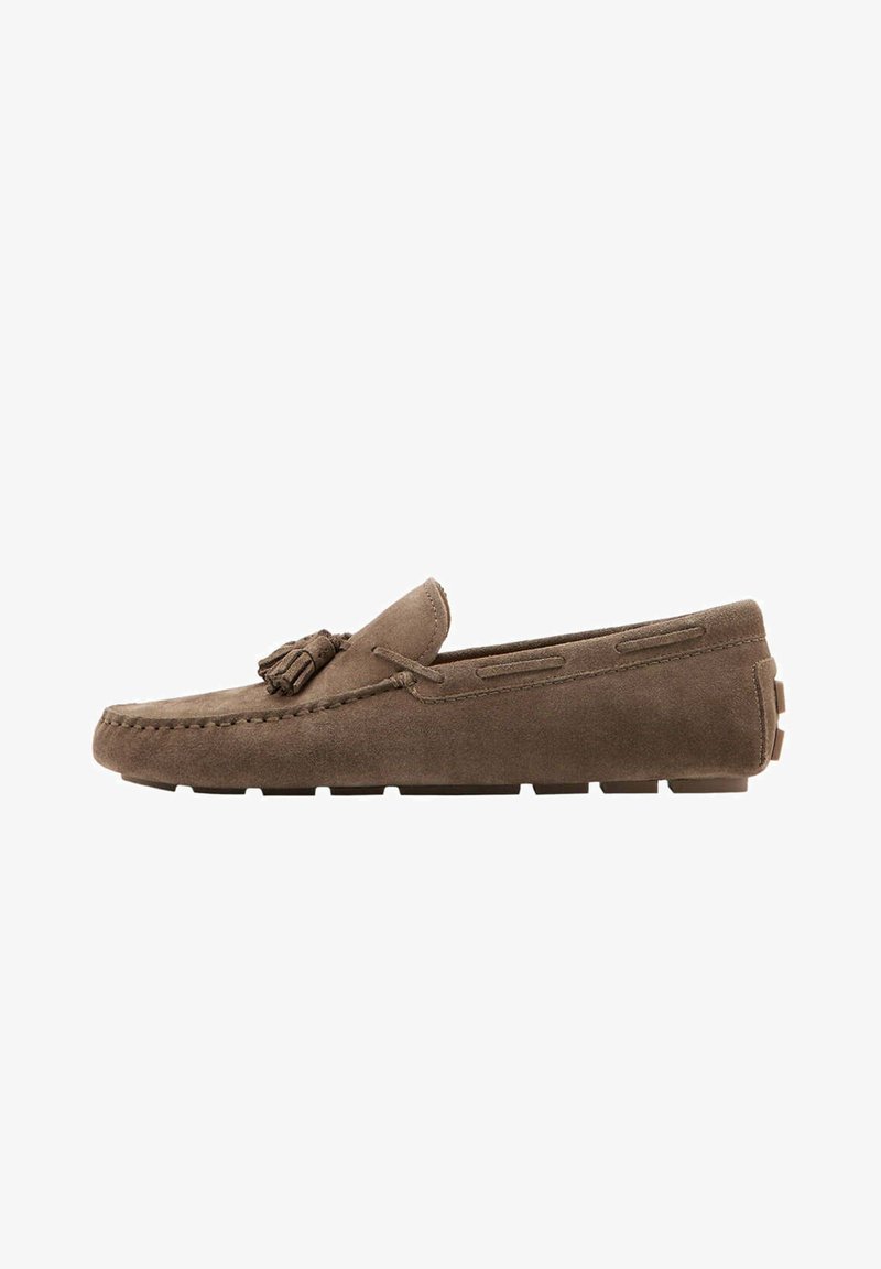 Mocassin en daim marron avec détail de pampilles sur le dessus et semelle en caoutchouc antidérapante, vu de côté sur fond blanc.