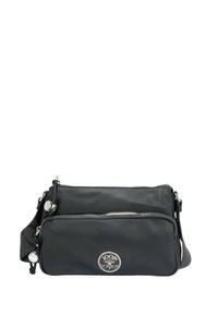 Borsa a tracolla nera in nylon con hardware argentato, due scomparti con zip e una patch con logo. Tracolla regolabile per un trasporto versatile.