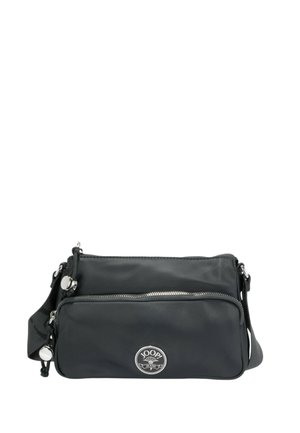 Borsa a tracolla nera in nylon con hardware argentato, due scomparti con zip e una patch con logo. Tracolla regolabile per un trasporto versatile.