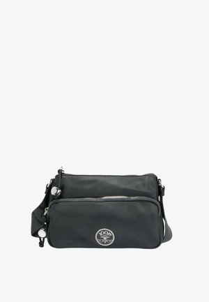 Borsa a tracolla nera in nylon con hardware argentato, due scomparti con zip e una patch con logo. Tracolla regolabile per un trasporto versatile.