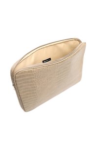 Beige faux læder clutch med et tekstureret krokodillemønster, lynlåslukning og en glat indvendig foring. Velegnet til at bære småting.