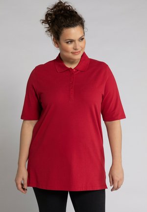 Rotes Poloshirt mit kurzen Ärmeln, aus weicher Baumwolle, mit Knopfleiste und klassischem Kragen, in lässiger Passform und glatter Textur.