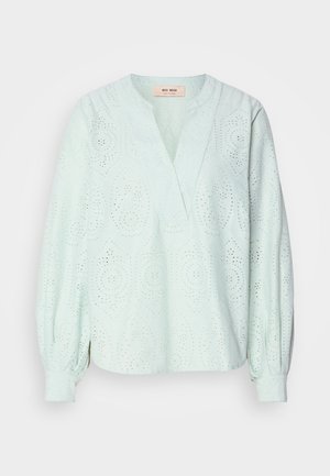 Bluză de culoare verde mentă deschisă, cu mâneci lungi, având decolteu în V, modele brodate cu decupaje și mansete cu pliuri. Fabricată dintr-un material respirabil.