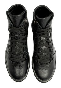 Czarne wysokie trampki wykonane z teksturowanej skóry. Charakteryzują się sznurowadłami, zamkami błyskawicznymi po bokach oraz gładką gumową podeszwą.