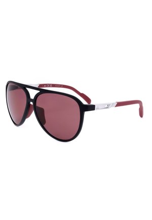 Occhiali da sole stile aviatore neri e rossi con lenti rosso scuro e sottili astine curve, mostrati su sfondo bianco.