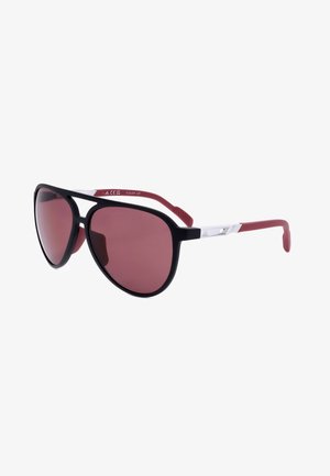 Occhiali da sole stile aviatore neri e rossi con lenti rosso scuro e sottili astine curve, mostrati su sfondo bianco.