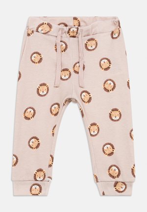 Lichtroze katoenen broek met een herhaald Leeuwengezicht print in bruin en beige. Inclusief een elastische tailleband en gemonteerd enkels.