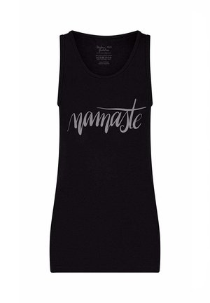 Musta hihaton toppi pehmeästä kankaasta, jossa on hopeinen "namaste" -teksti rinnan kohdalla. Pyöreä kaula-aukko.