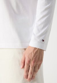 Tommy Hilfiger STACK TEE - Maglietta a manica lunga - white