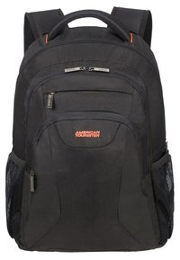 Zaino in tessuto nero con più scomparti, tasche laterali in rete, manico superiore e dettagli arancioni. Texture liscia e design resistente.