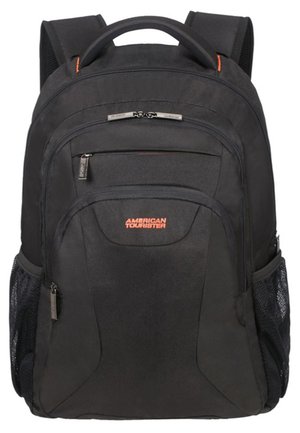 Zaino in tessuto nero con più scomparti, tasche laterali in rete, manico superiore e dettagli arancioni. Texture liscia e design resistente.