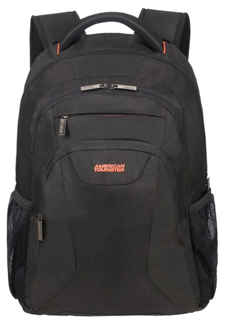 Zaino in tessuto nero con più scomparti, tasche laterali in rete, manico superiore e dettagli arancioni. Texture liscia e design resistente.