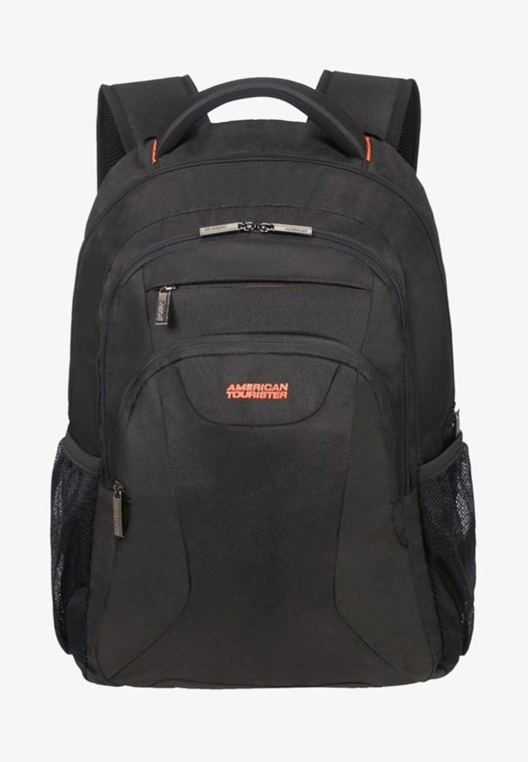 Zaino in tessuto nero con più scomparti, tasche laterali in rete, manico superiore e dettagli arancioni. Texture liscia e design resistente.