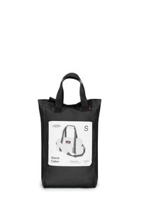 Zwarte stoffen draagtas met stevige handvatten. Voorzien van een voorlabel met een witte afbeelding van een tas, afmetingen en inhoudsgegevens.