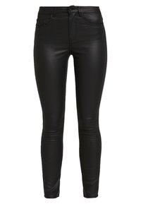 Jeans skinny de imitación cuero negros con una textura suave, cinco bolsillos, pasadores para cinturón y una cremallera con un botón de cierre.
