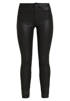 Schwarze, schmal geschnittene Jeans aus Kunstleder mit glatter Textur, fünf Taschen, Gürtelschlaufen und einem Reißverschluss mit Knopfverschluss.