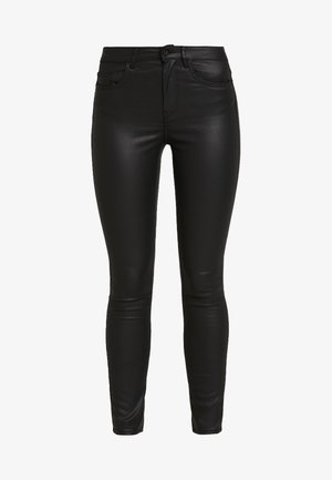 Jeans skinny de imitación cuero negros con una textura suave, cinco bolsillos, pasadores para cinturón y una cremallera con un botón de cierre.