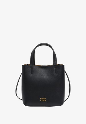Bolso de mano de cuero negro texturizado con dos asas, una correa larga y el logo dorado "BIMBA Y LOLA" en el frente.