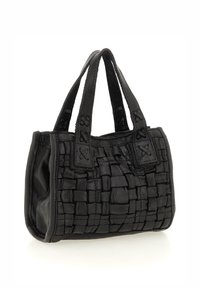 Borsa a tracolla in pelle intrecciata nera con due manici corti, caratterizzata da motivi testurizzati e dettagli cuciti nella parte superiore.
