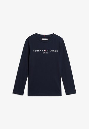 Sötétkék, hosszú ujjú pamut póló, amelyen a "TOMMY HILFIGER EST. 1985" felirat fehér színben látható, a ujján piros és fehér díszítéssel.