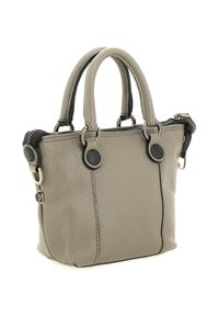 Piccola borsa a mano in pelle taupe testurizzata con doppio manico arrotondato, dettagli in nero e chiusura a zip superiore.