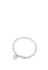 Bracelet chaîne en argent composé de maillons ovales, d'un pendentif en forme de cœur avec un texte gravé, et d'une fermeture à boucle pour un ajustement sécurisé.