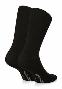 Czarne skarpetki bawełniane do kostek z żebrowanym wykończeniem i wzmocnionymi piętami, z białym napisem "PRO CHINA" na spodzie.