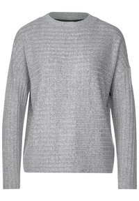 Pull gris tricoté à manches longues, col rond, avec un motif côtelé texturé. Le matériau semble doux et confortable.