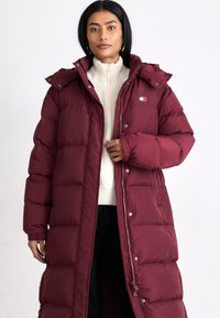 Tommy Jeans ALASKA LONG PUFF - Piumino lungo - deep rouge