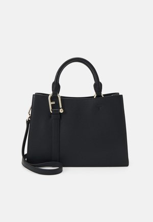 Sac à main en cuir noir avec deux poignées, une bandoulière réglable et des finitions dorées ; présente un design structuré et un logo minimaliste.