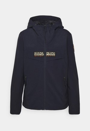 Marineblå jakke med lynlås foran, justerbar hætte, to sidelommer og et fremtrædende logo-patch i kontrastfarver på brystet.