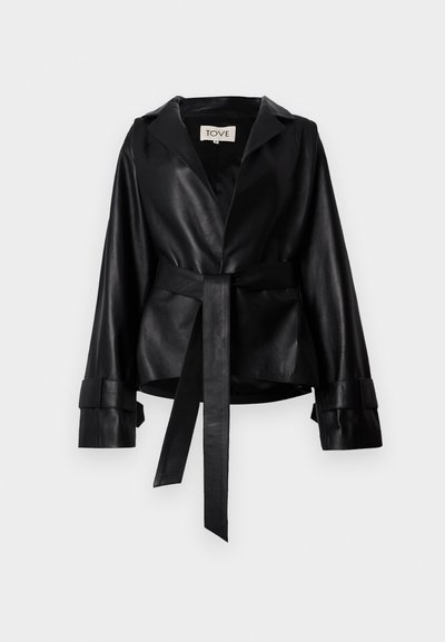 Jachetă din piele neagră cu guler tip rever, talie cu curea și mâneci cu mansete. Textură netedă și design ajustat cu o siluetă modernă.
