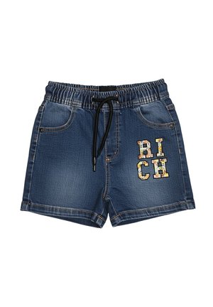 Shorts di denim con vita elastica, coulisse nera, tasche frontali e lettere colorate "RICH" stampate sulla gamba destra.