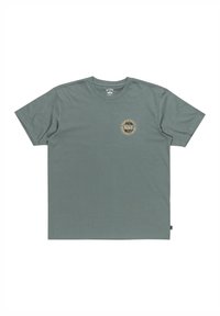 Graues Baumwoll-T-Shirt mit kurzen Ärmeln, ausgestattet mit einem runden Logopatch auf der linken Brust. Einfaches Design und glatte Textur.