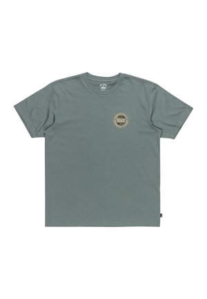 Grijze katoenen T-shirt met korte mouwen, voorzien van een ronde logopatch op de linkerborst. Eenvoudig ontwerp en een gladde textuur.