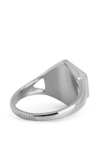 Zilveren ring met een vlak rechthoekig oppervlak, glad afgeronde randen en een open driehoekige uitsnijding aan de zijkant met gegraveerd merk.