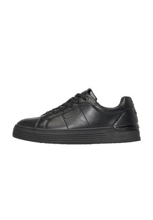 Schwarzer Leder-Low-Top-Sneaker mit Schnürdesign und dicker strukturierter Sohle, seitlich vor weißem Hintergrund gesehen.