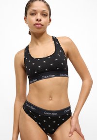 Μαύρο βαμβακερό σετ αθλητικού σουτιέν και σλιπ με επαναλαμβανόμενο μοτίβο λογοτύπου και ελαστική ζώνη μέσης με λεπτομέρειες επωνυμίας.