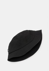 Sort bucket hat lavet af tekstureret stof, med en rund krone og bred, nedadbuet skygge med en syet kant.